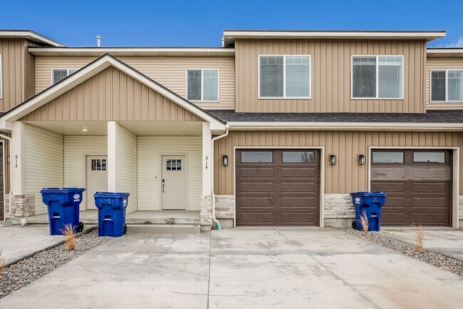 Foto del edificio - $500 off first month for March move-ins ONLY - BRAND NEW 3 BED 2.5 BATH HOMES IN ST ANTHONY