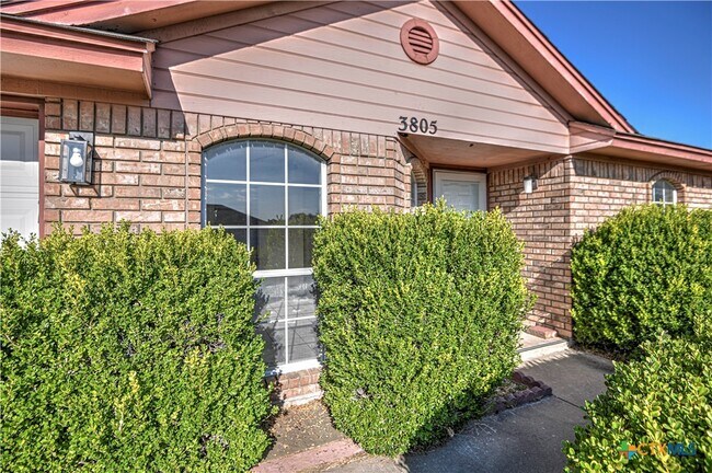 Foto del edificio - 3805 Riverrock Dr