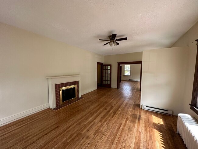 Building Photo - Newly renovated 2 Bedroom Apartment.