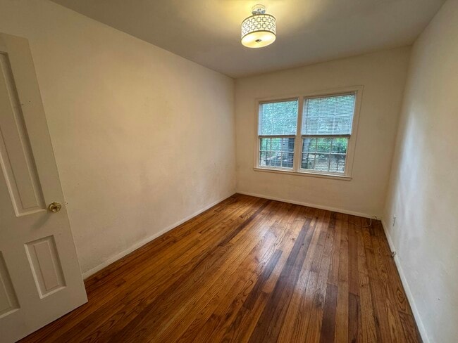 Building Photo - 1128 E 53rd St