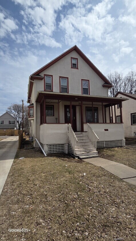 Foto principal - 6 Bed 2 bath FRESH PAINT - Single Family H...