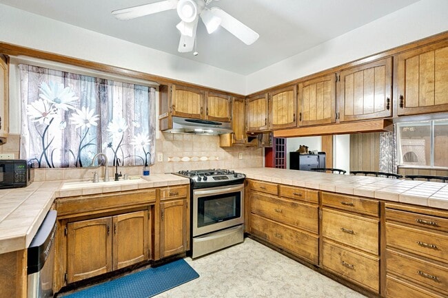 Building Photo - 2352 Cabrillo Way