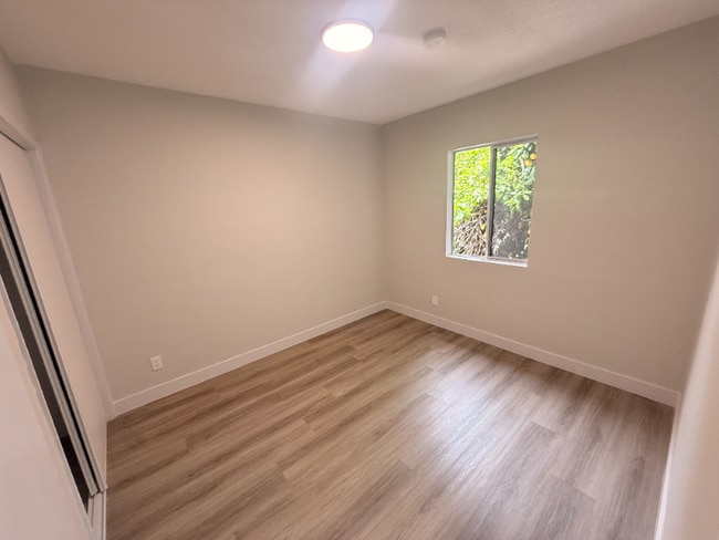 Building Photo - 115 E Colden Ave