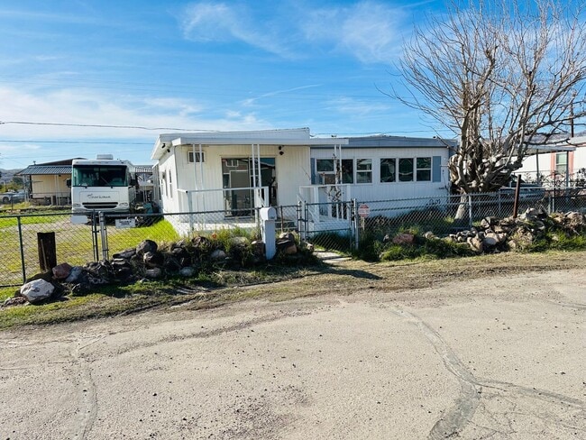 Building Photo - 5-Bed/2.5-Bath Rental by the Colorado River and Marina Proximity and Shopping Convenience!