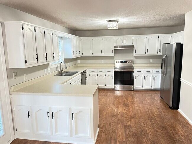 Building Photo - Northwoods home in White House with 2 car ...