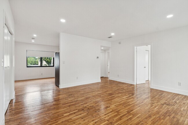 Foto del edificio - 8020 Crespi Blvd