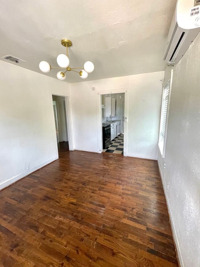 Building Photo - Cute 2 bed/1 bath House Steps Away from Park