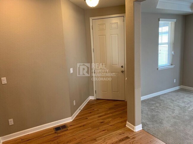 Building Photo - 5028 S Versailles Cir