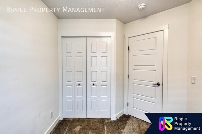 Photo du bâtiment - GORGEOUS 3 BEDS 2.5 BATHS TOWNHOUSE IN THE COMMUNITY OF LIVINGSTON