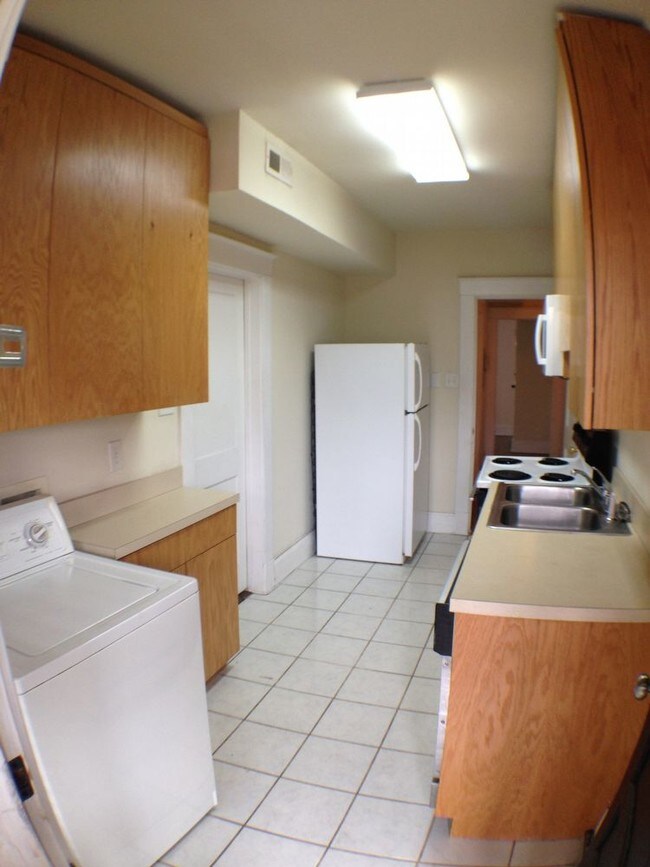 Building Photo - Duplex 2 Bedroom 1 Bath- Amazing deal