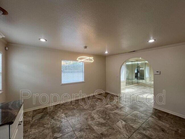 Building Photo - 949 1/2 Windeler Ave
