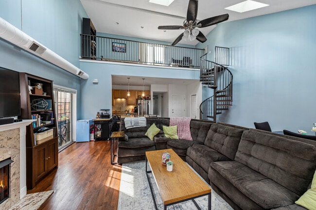 Photo - 811 W Superior St Apartment