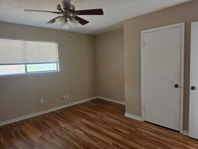 Master bedroom - 10990 Forest Gln