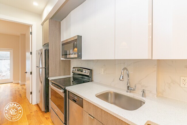 Building Photo - 1671 Lincoln Pl