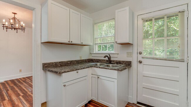 Building Photo - 3 Bedroom 1 Bath Townhouse in Wagener Terr...
