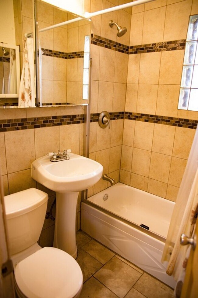 Building Photo - 1082-11