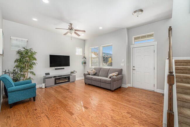 Foto del edificio - Gorgeous 4 bed 3.5 bath Home Available in Central Park, Denver!