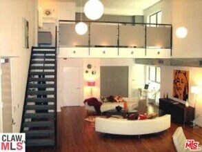 Building Photo - 7062 Hawthorn Ave