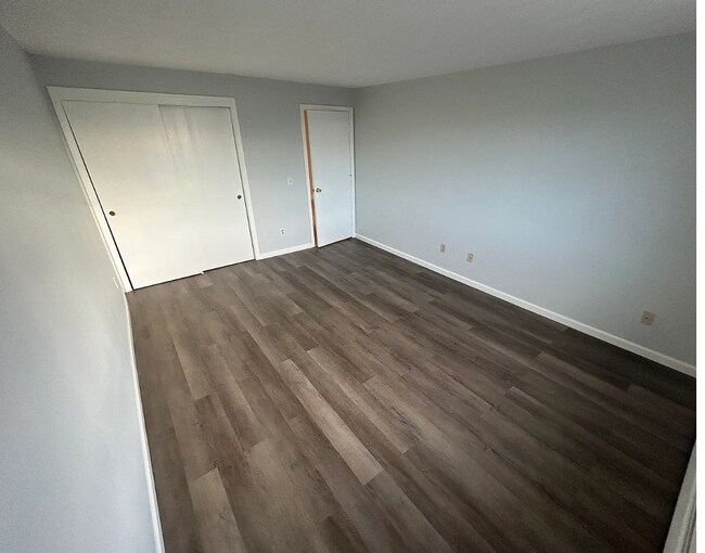 Foto del edificio - 535 Calef Rd