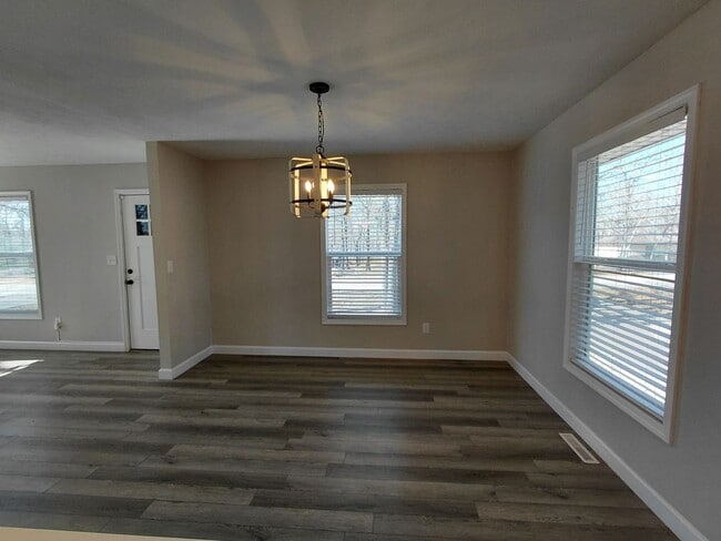 Building Photo - Spacious Home