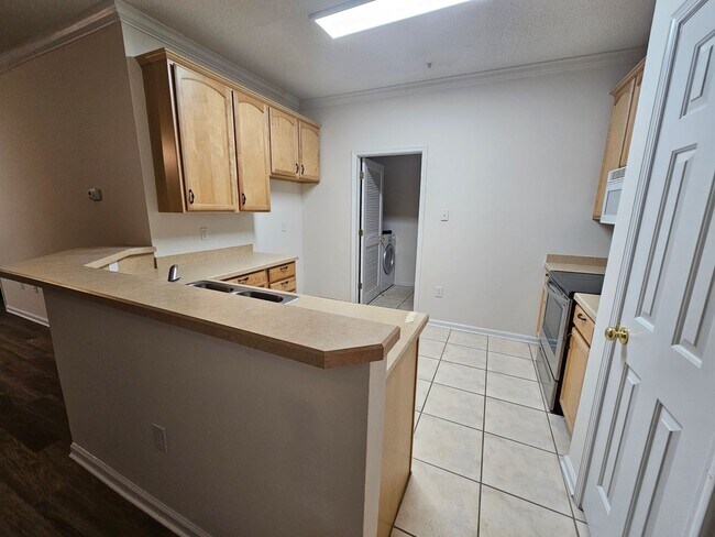 Foto del edificio - 5840 Longwood Dr