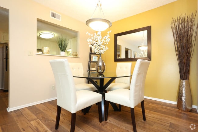 1BR, 1BA - 850 SF - Dining Area - Avery