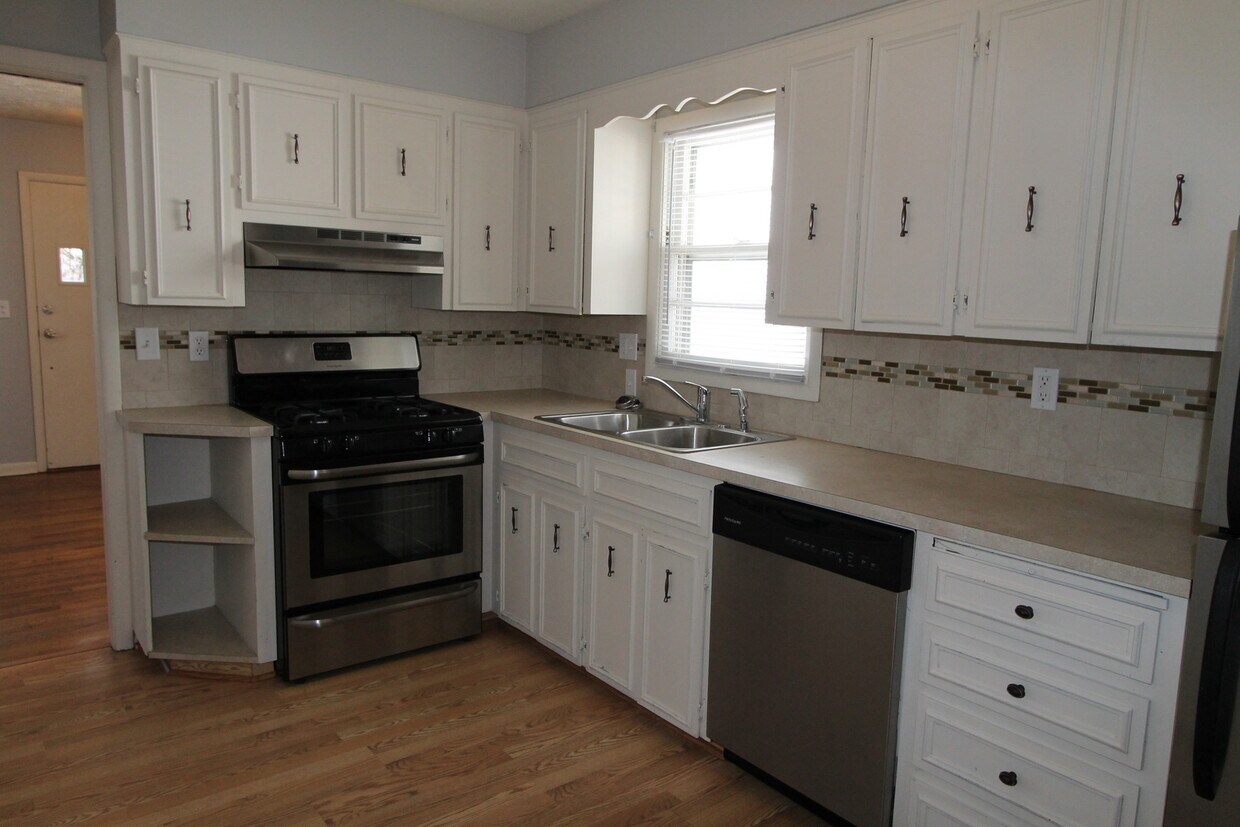 Primary Photo - Perfect 3BR 2 Bathroom Home with a finishe...