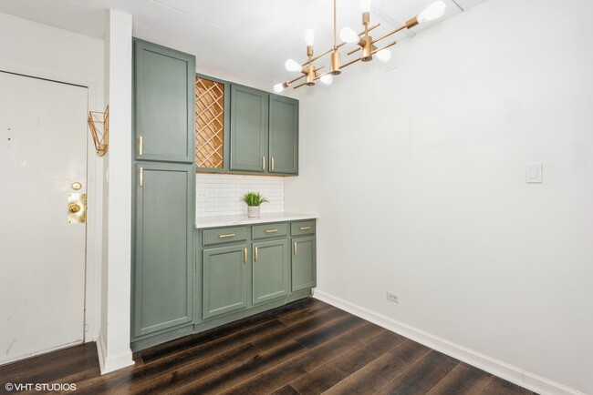 Dining Area - 2015 S Finley Rd