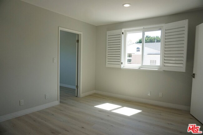 Foto del edificio - 221 N Bowling Green Way