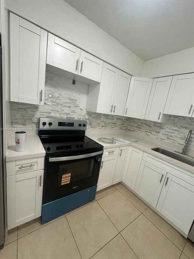 Foto del edificio - 700 SW 67th Ave