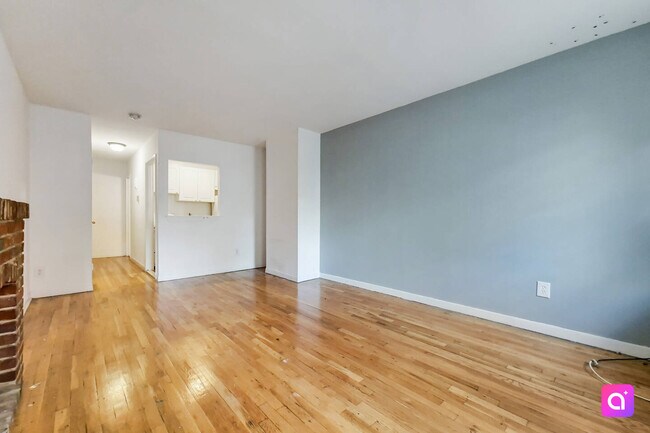 Building Photo - 402 E 83rd St