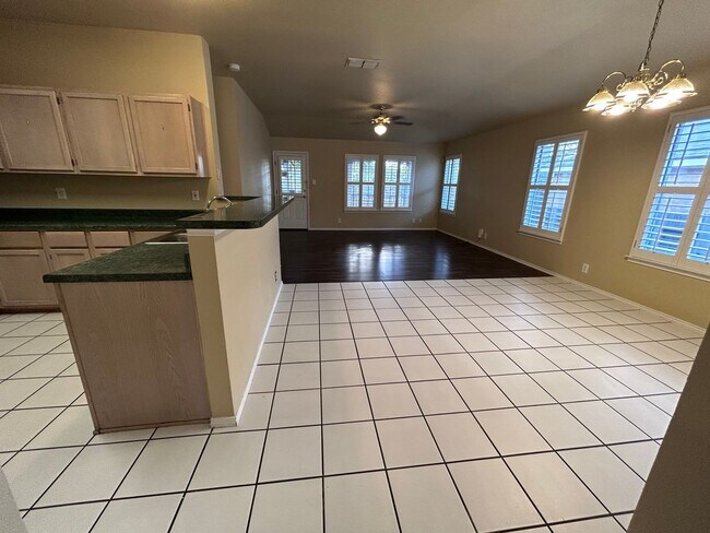 Foto del edificio - **APPLICATION RECEIVED** Gorgeous 3 Bedroo...