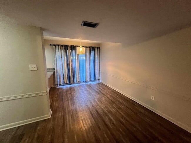 Foto del edificio - 214 Westwood Dr