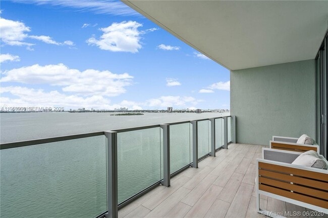 Building Photo - 2900 NE 7th Ave