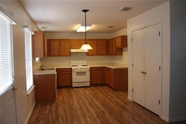 Foto del edificio - 107 Outfitter Dr