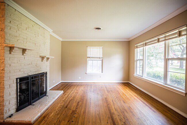 Building Photo - 9857 Mixon Dr