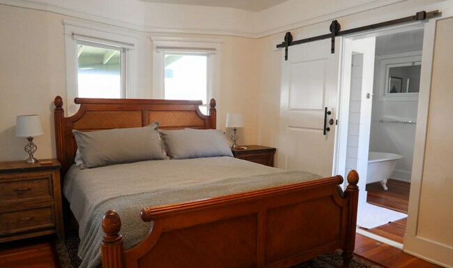 Building Photo - Fully Furnished 3 Bed/2 Ba + Bonus Room House