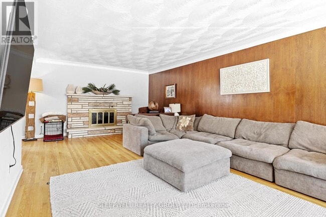 Building Photo - 1874 Rideau Garden Dr