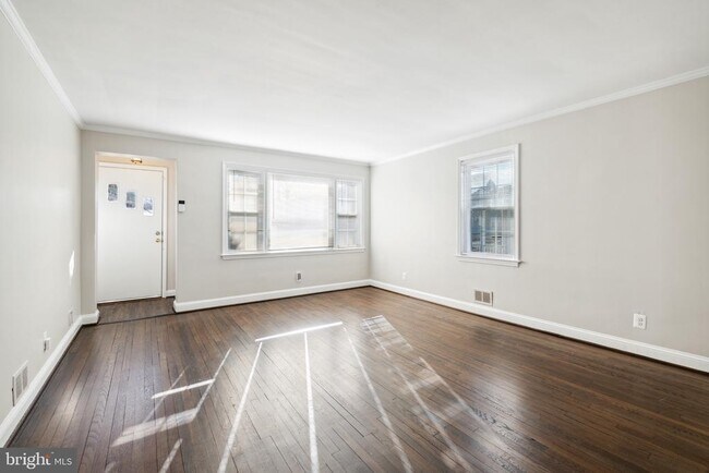 Building Photo - 4010 Fernhill Ave