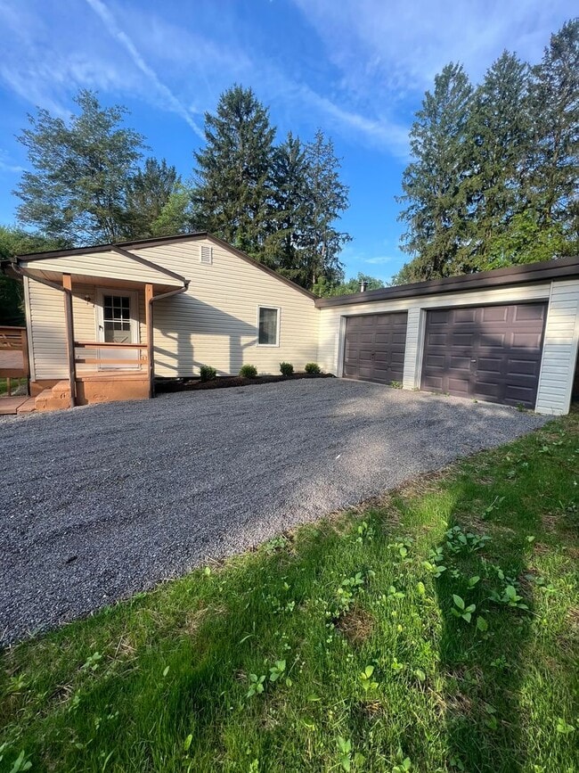 Building Photo - 3-bedroom, 2-bathroom private retreat in C...
