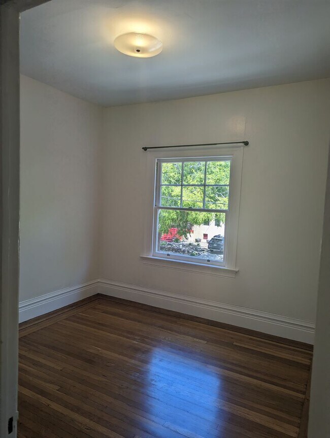 Foto del edificio - COMING SOON-A sunny top floor flat, 3 bedrooms, 2 bathrooms, living room and large kitchen with p...