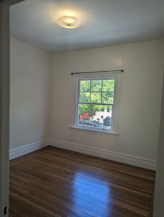 Building Photo - COMING SOON-A sunny top floor flat, 3 bedrooms, 2 bathrooms, living room and large kitchen with p...