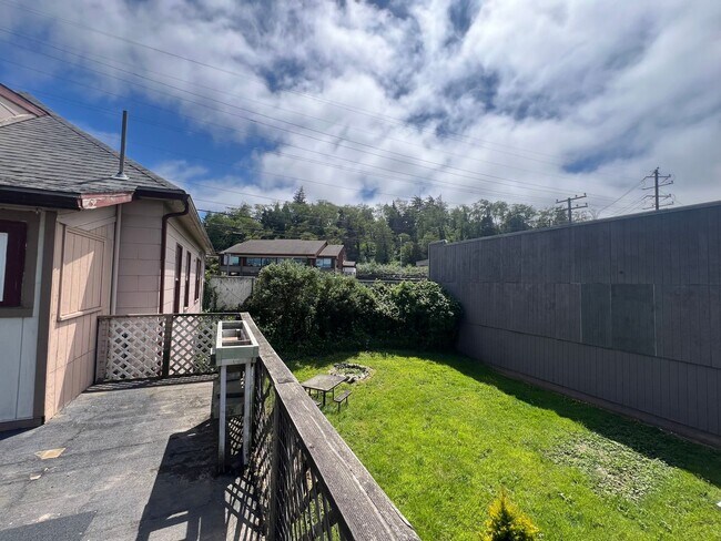 Foto del edificio - 3 Bed / 1 Bath Home with Outdoor Space