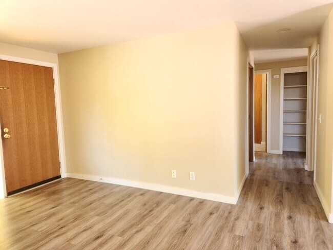 Building Photo - Spacious 3BR/2BA House with Garage