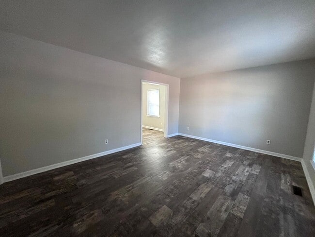 Building Photo - 557 Waterbury Dr