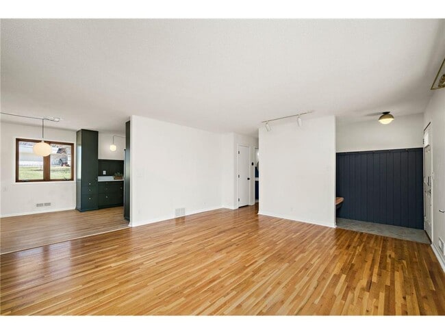 Foto del edificio - 953 Redwood Dr