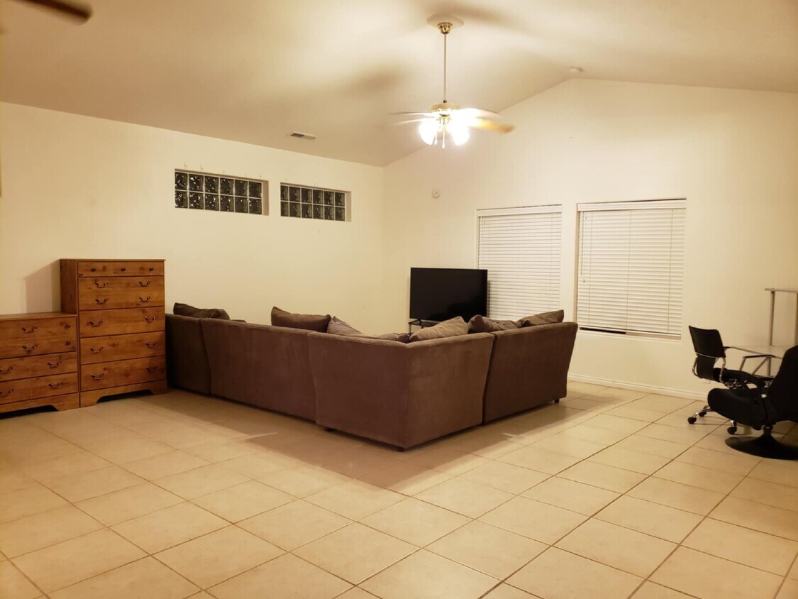 Primary Photo - 288 Diagonal St