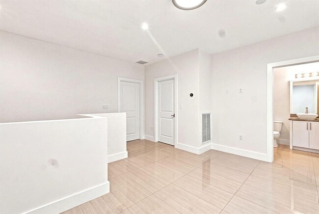 Building Photo - 432 NE 16th St
