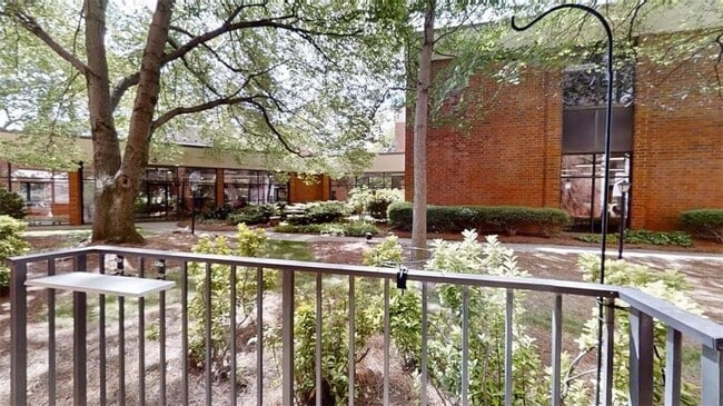 Foto del edificio - 300 Johnson Ferry Rd