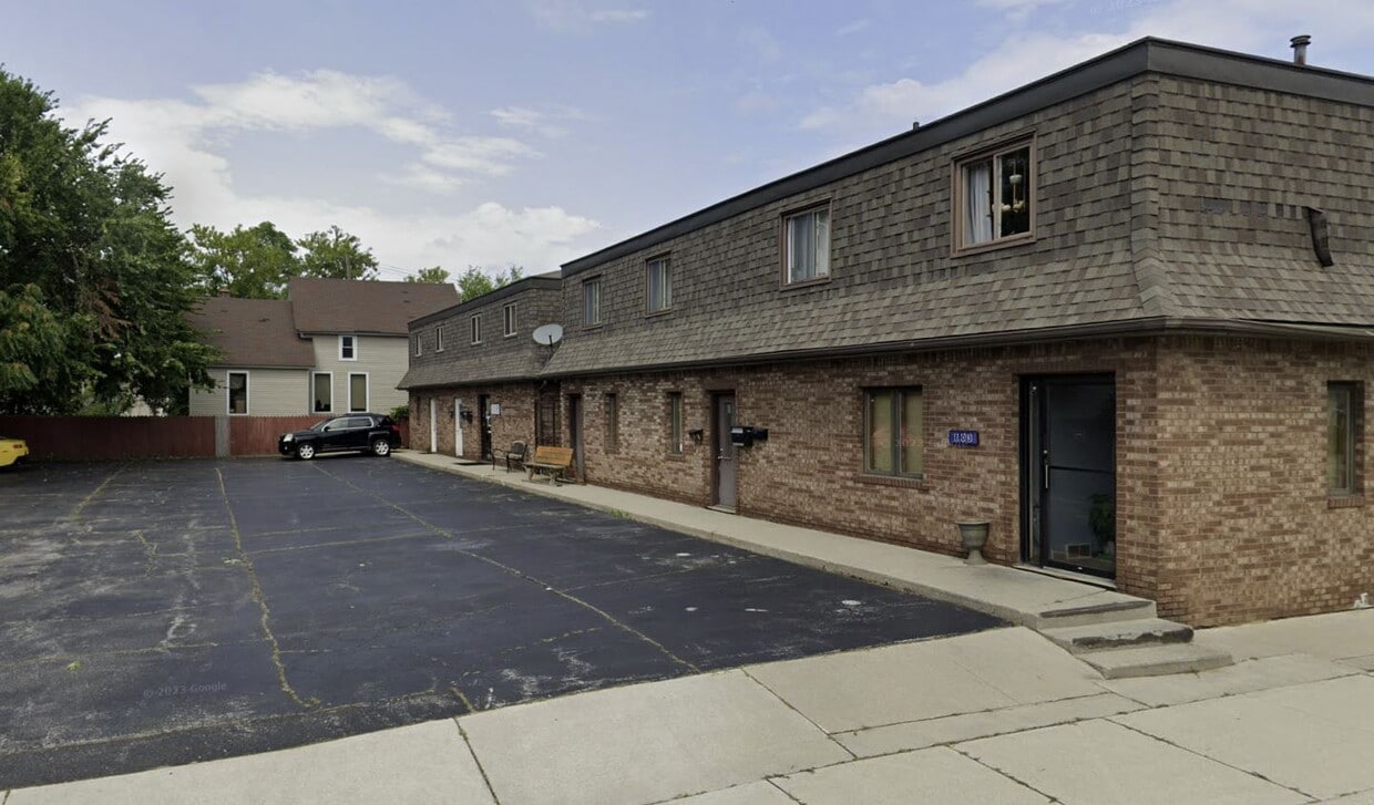 Building Photo - 805 Superior St